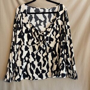 Ava & Viv Women’s XXL Black and White Abstract Front Tie Blouse